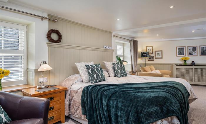 The Mini Suite is on the first floor and has a UK super kingsize bed (180cm wide
and 200cm long) an ensuite with a roll top bath and walk in shower.